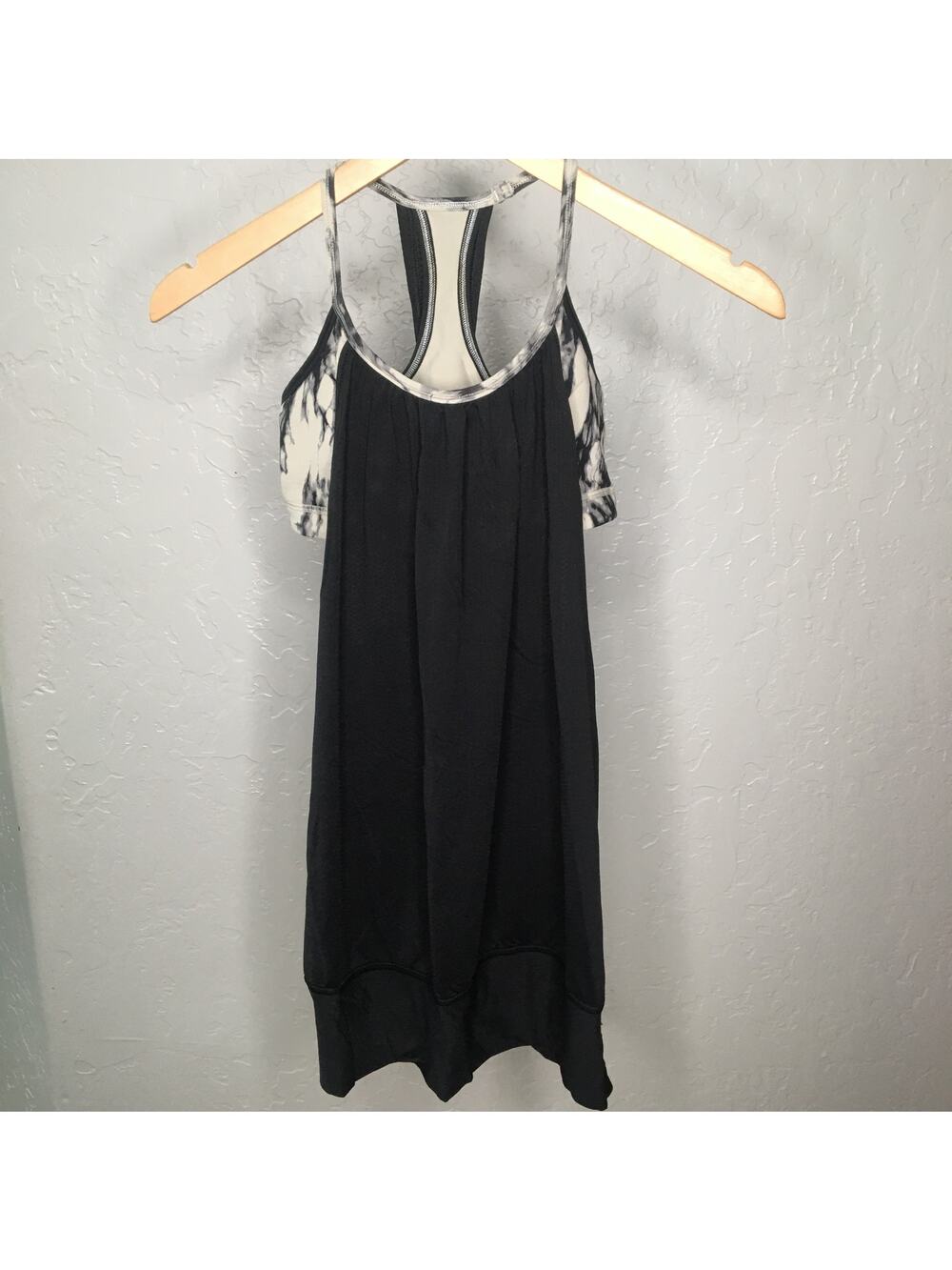 Lululemon Women's SZ 4  No Limits Tank Built in Bra Flowy Black Tie Die